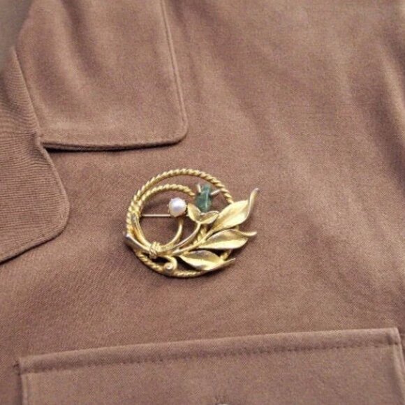 Sarah Coventry Green Jade Stone White Pearl Open Ring Pin Brooch Gold Tone - Picture 2 of 4